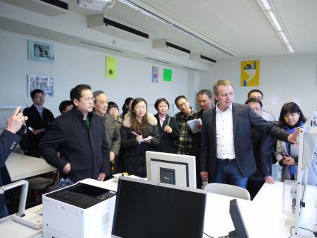 Schulleiter Martin Henke mit chinesischen Gästen